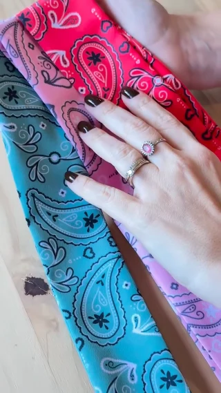 نحوه بستن باندانا و مینی اسکارف به مچ دست